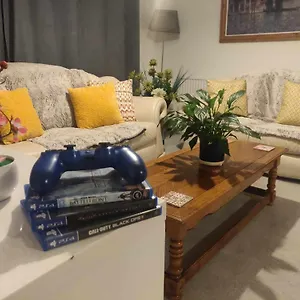  Holiday home 3-bedroom - Close To M4 & Private Off-road Parking